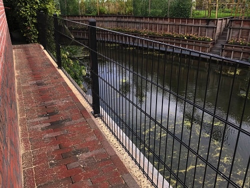 Ein neuer Doppelstabmattenzaun für Ihren Garten